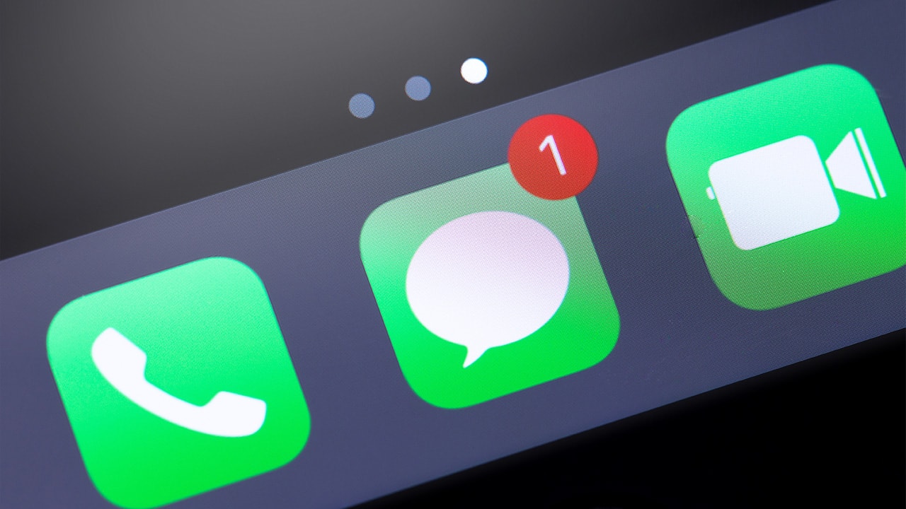 Images: Messages app with a notification.