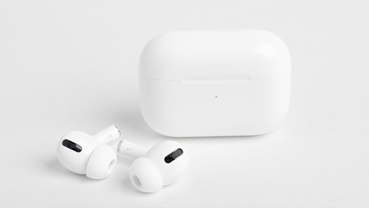Image: AirPods Pro and case.