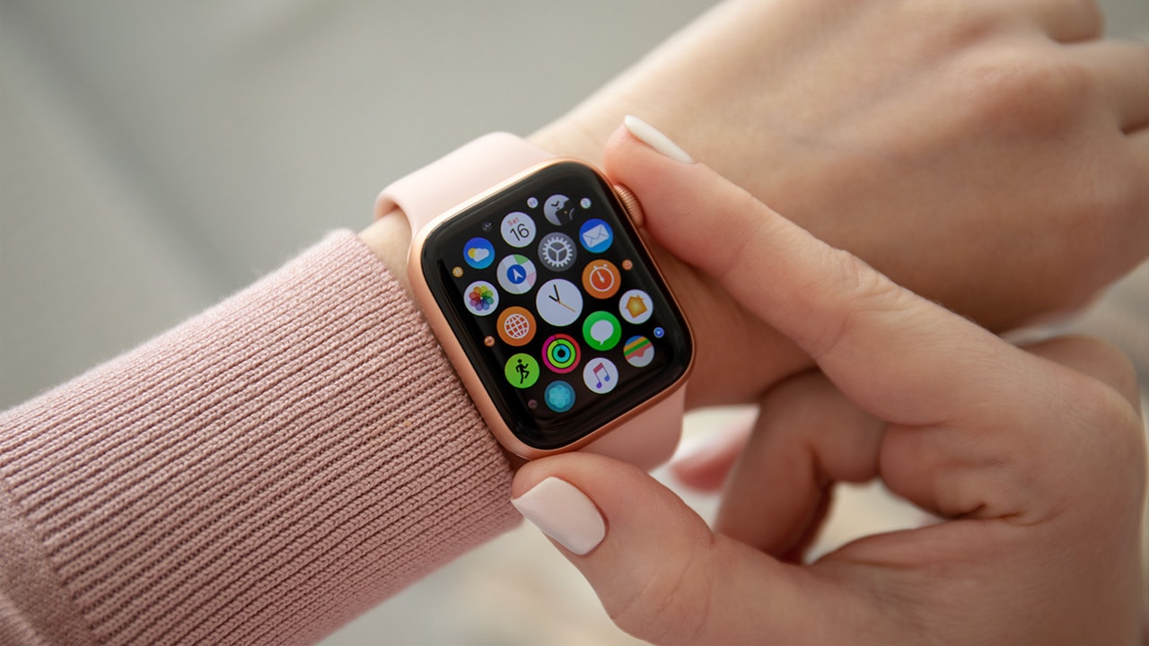 Image: Woman using the crown on her Apple Watch.